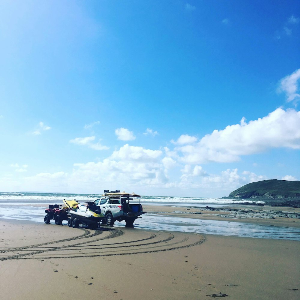 SUV negro en la playa durante el día