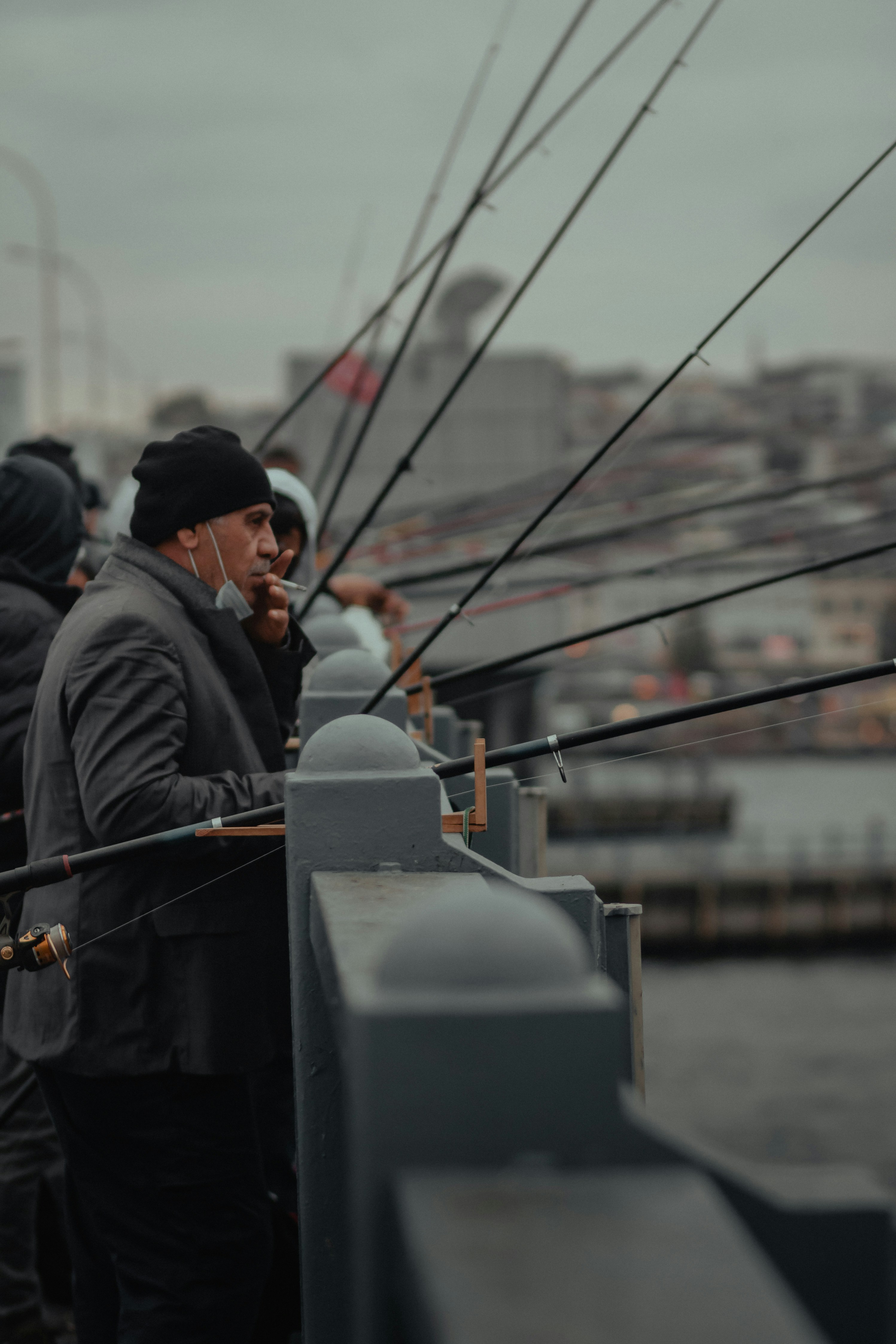 great photo recipe,how to photograph people standing on bridge during daytime