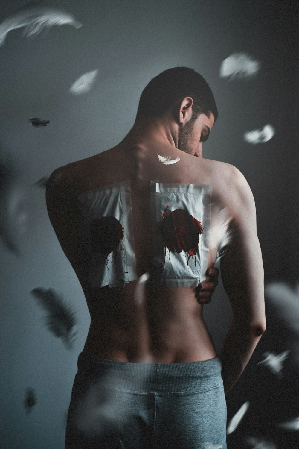 femme en crop top blanc et rouge