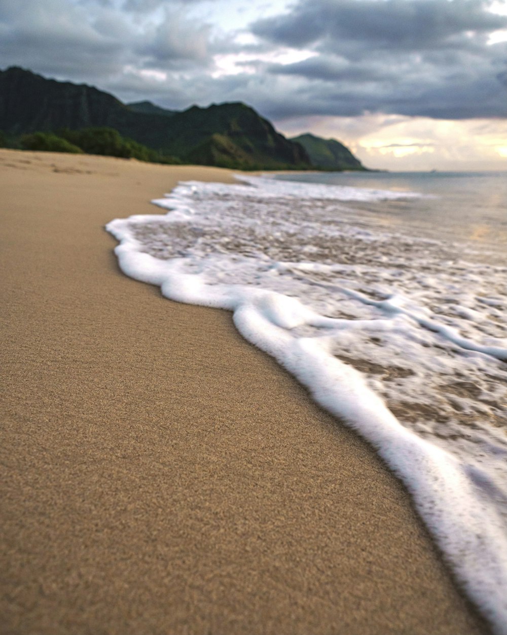 ondas do mar batendo em terra durante o dia