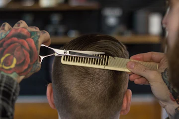 Coupe au peigne et ciseaux