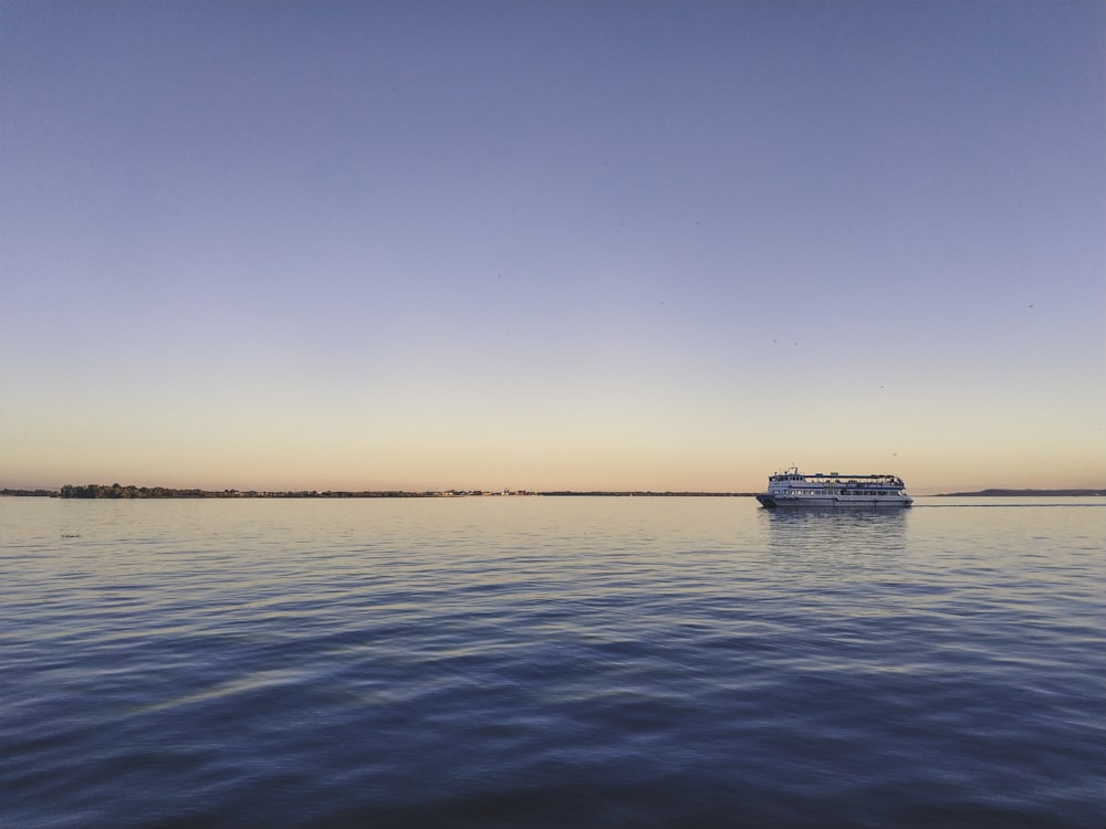 un grand bateau flottant au-dessus d’un grand plan d’eau