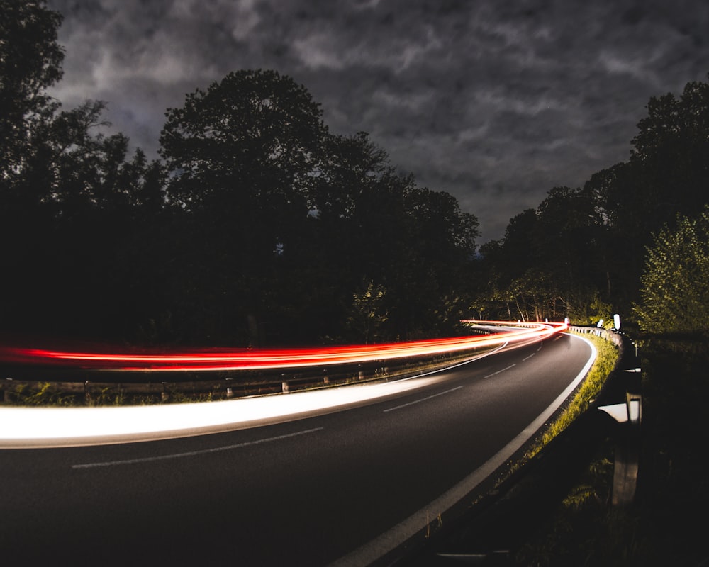 fotografia de lapso de tempo de carros na estrada durante a noite