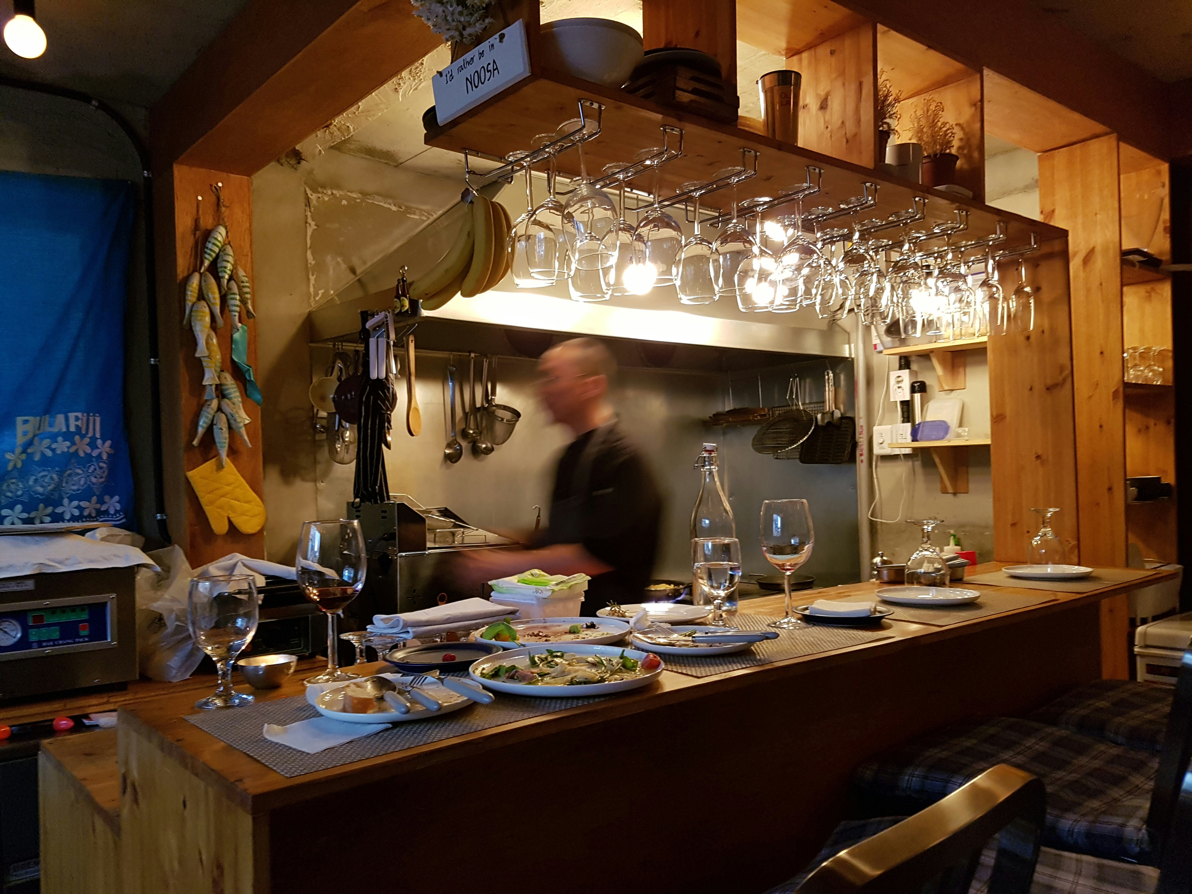 부엌 카운터 앞에 서 있는 검은 셔츠를 입은 남자