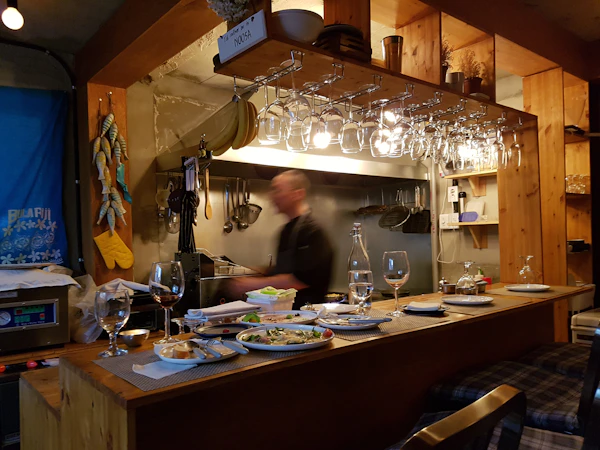 썰스데이 파티에서 다트 게임을 즐기는 젊은이들, 강남 바 2026 즐거움