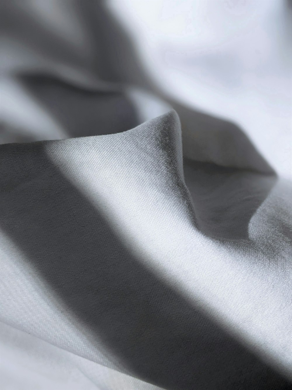 textil gris sobre textil blanco