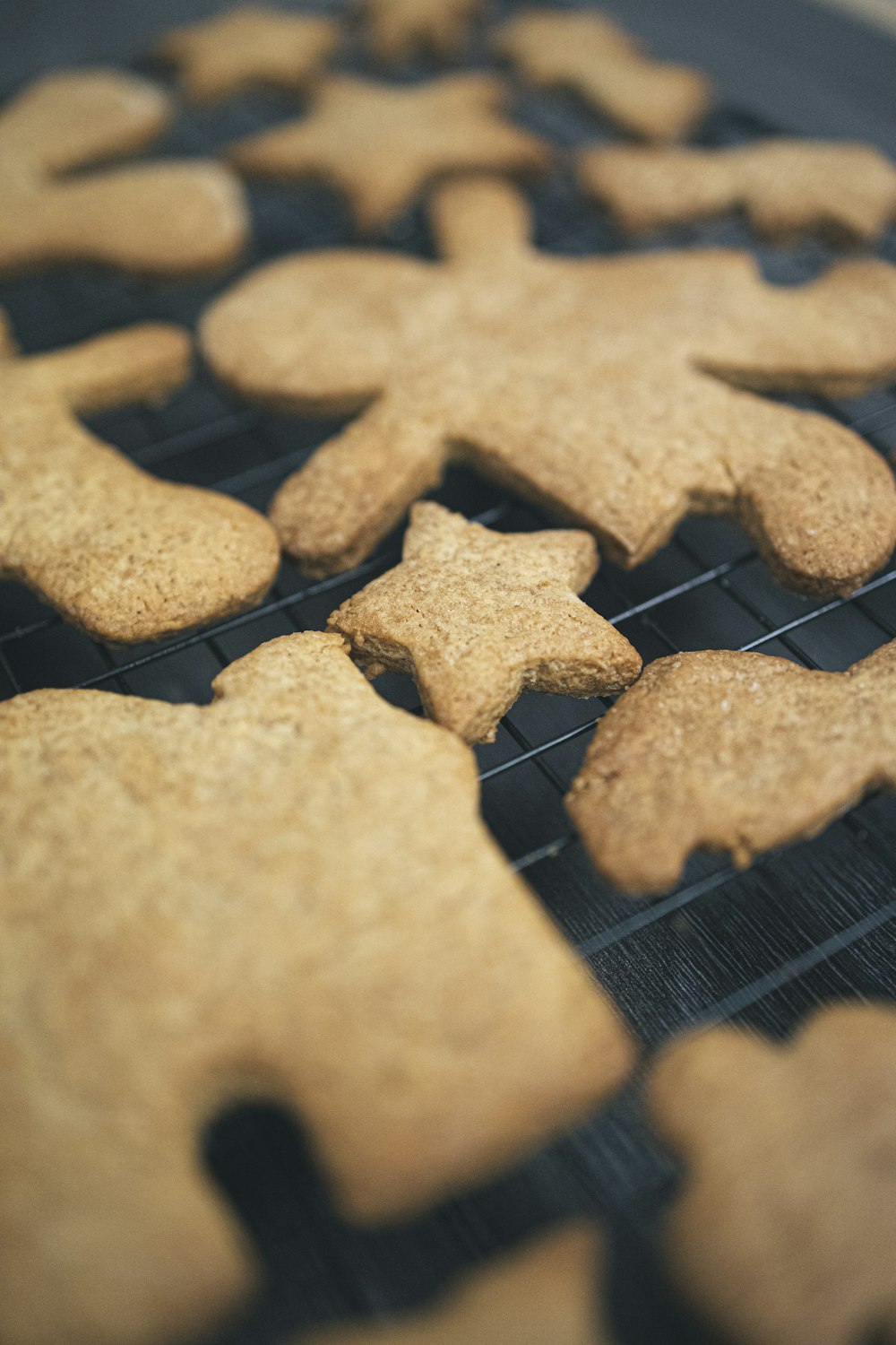 biscuits bruns sur gril en métal noir