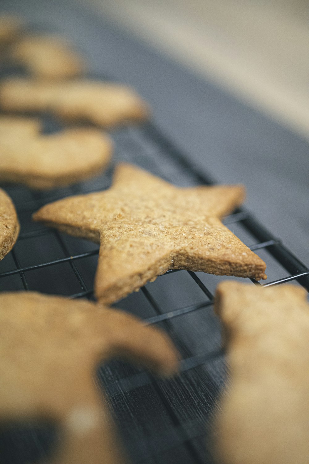 biscuits bruns sur gril en métal noir