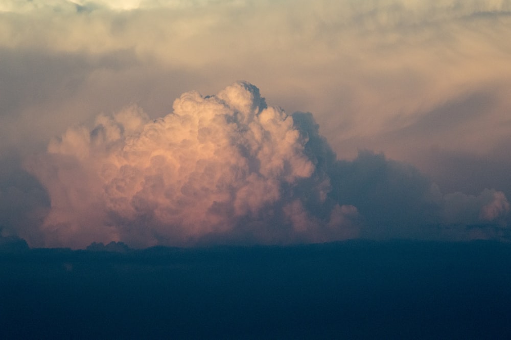 nubes blancas en el cielo azul