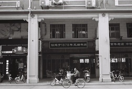 A vintage photo of a business trip delegation in China in the 1990s, showcasing early international trade efforts.