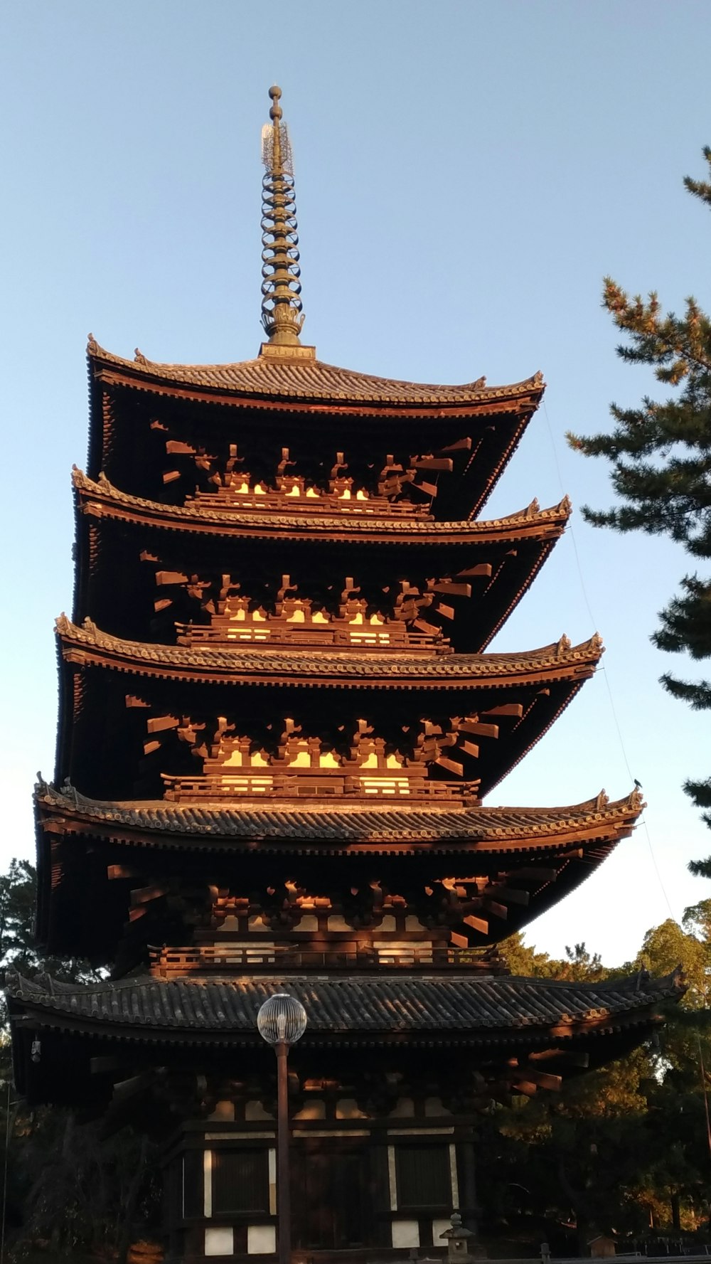 Templo de la pagoda de madera marrón bajo las nubes blancas durante el día