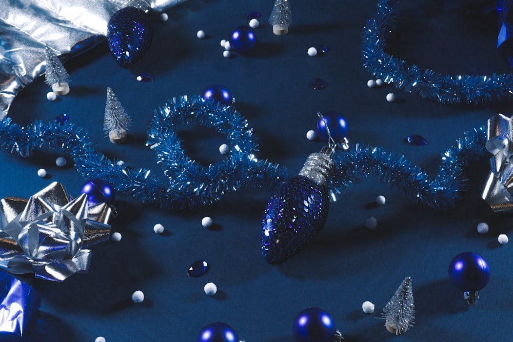 blauer und silberner Glitzer-Weihnachtsbaumschmuck