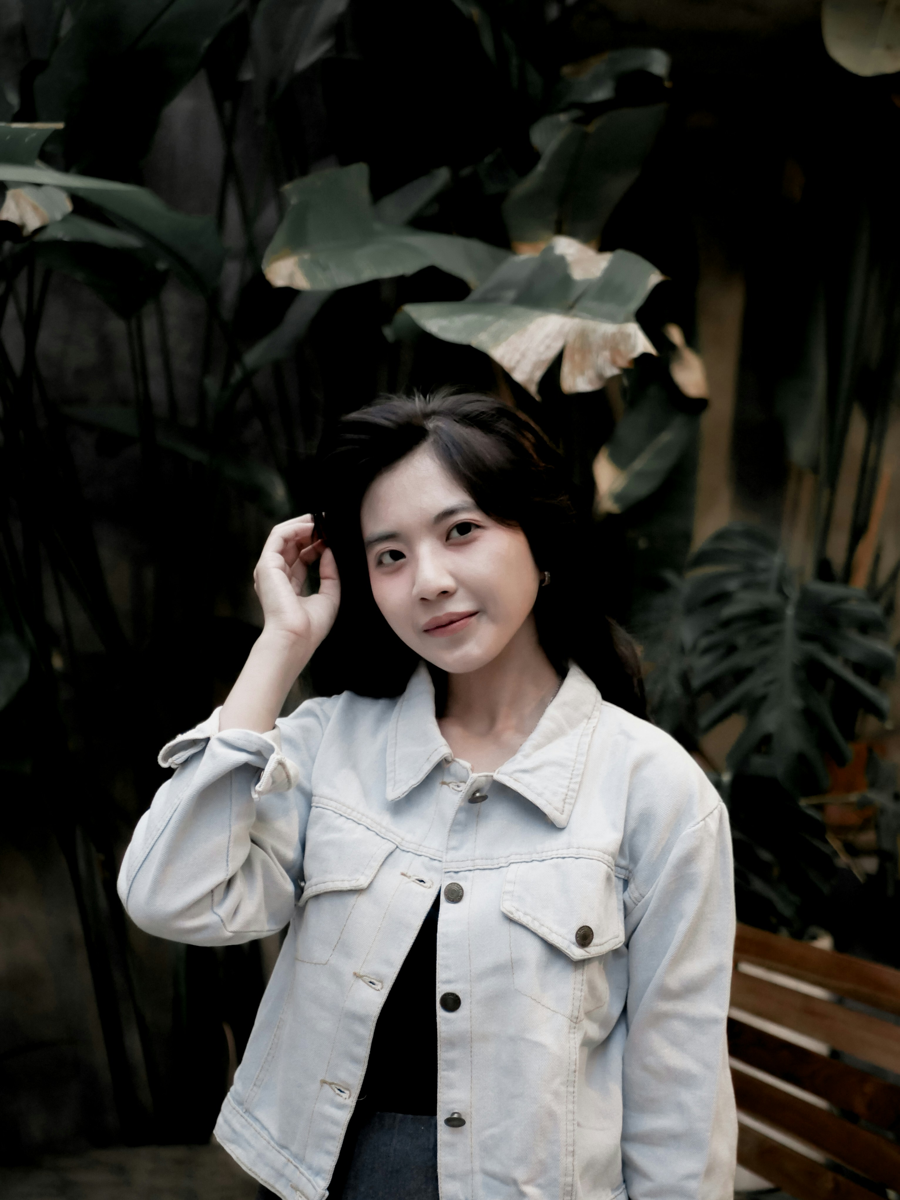 白いボタンアップシャツの女性の写真 Unsplashで見つける 女性 女の子 美的 カフェ フィール 写真 モデルの無料写真