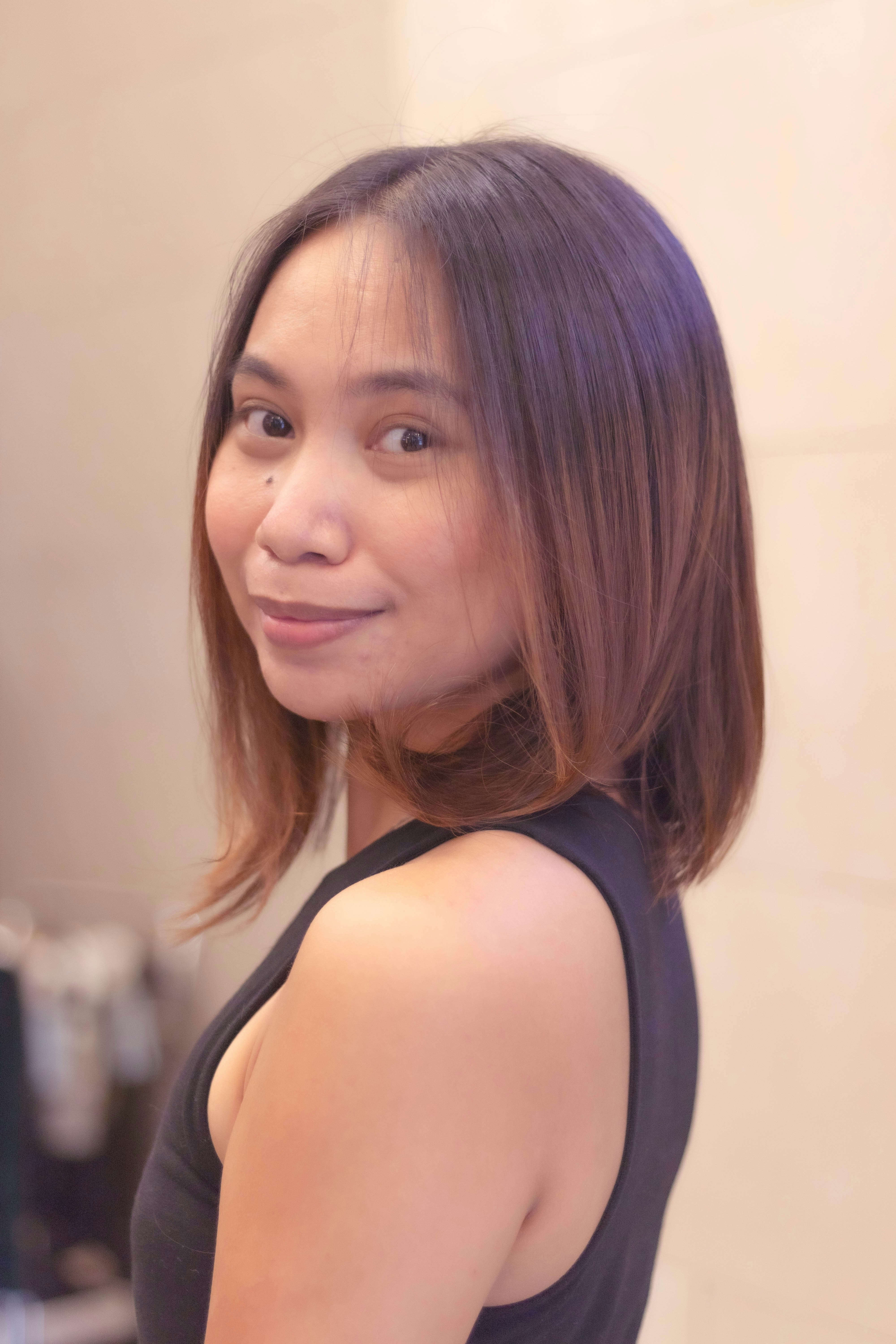 donna in canotta nera