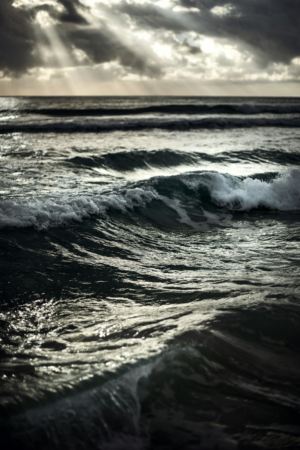 Meereswellen, die tagsüber an Land stürzen