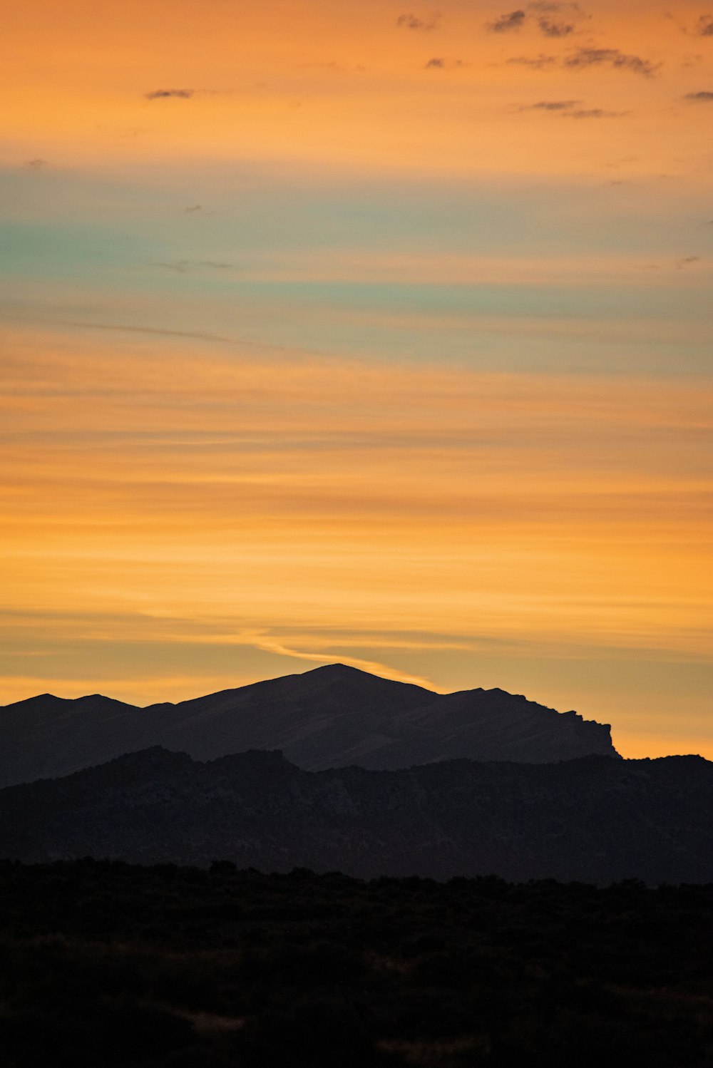 夕暮れ時の山々のシルエット