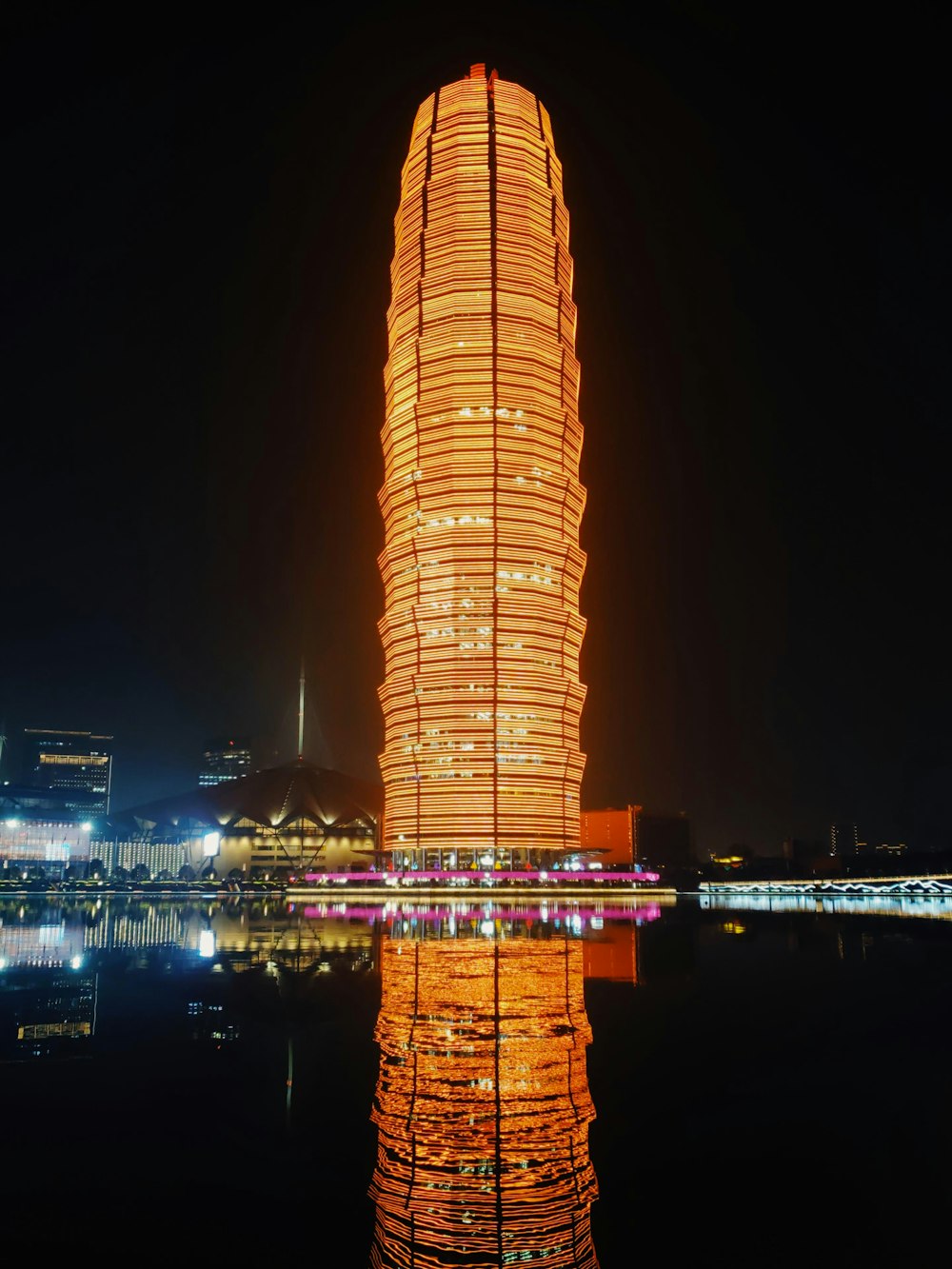 야간 수역 근처의 갈색 고층 건물