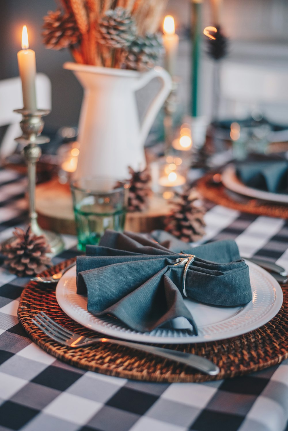 茶色の織りの丸テーブルに青と白の帽子