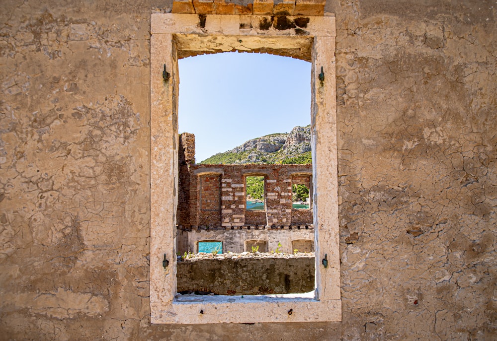 edificio in cemento marrone sotto il cielo blu durante il giorno