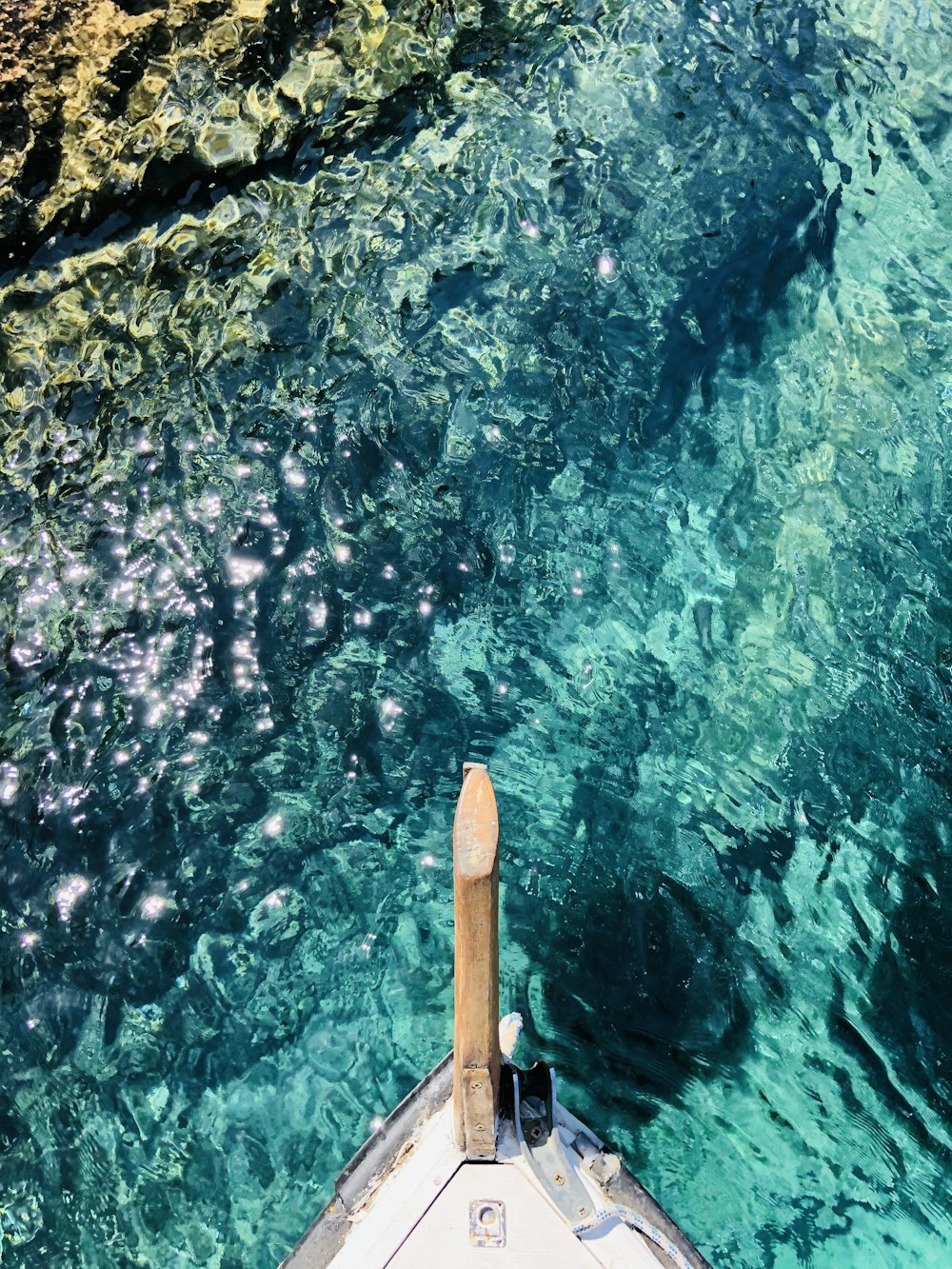 日中の水域にある茶色の木製のドック