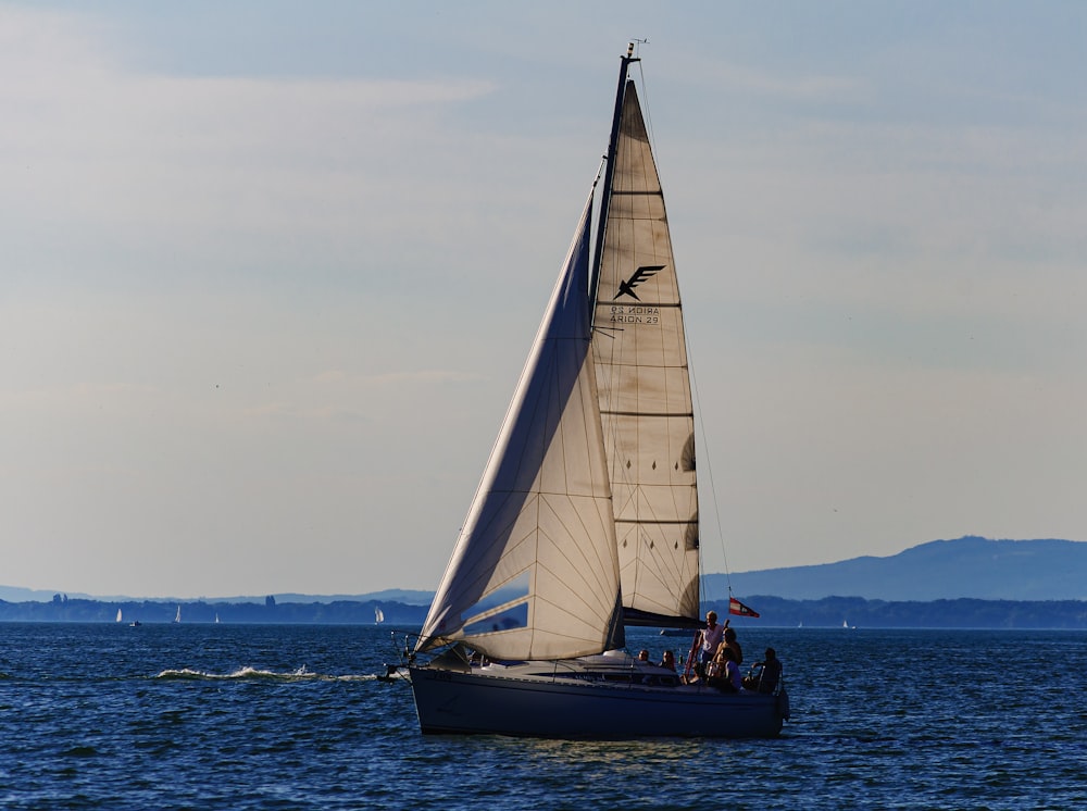 velero blanco y negro en el mar durante el día