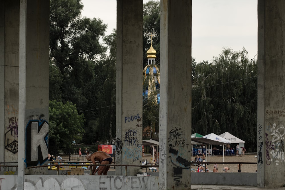 Menschen, die tagsüber in der Nähe einer grauen Betonsäule stehen