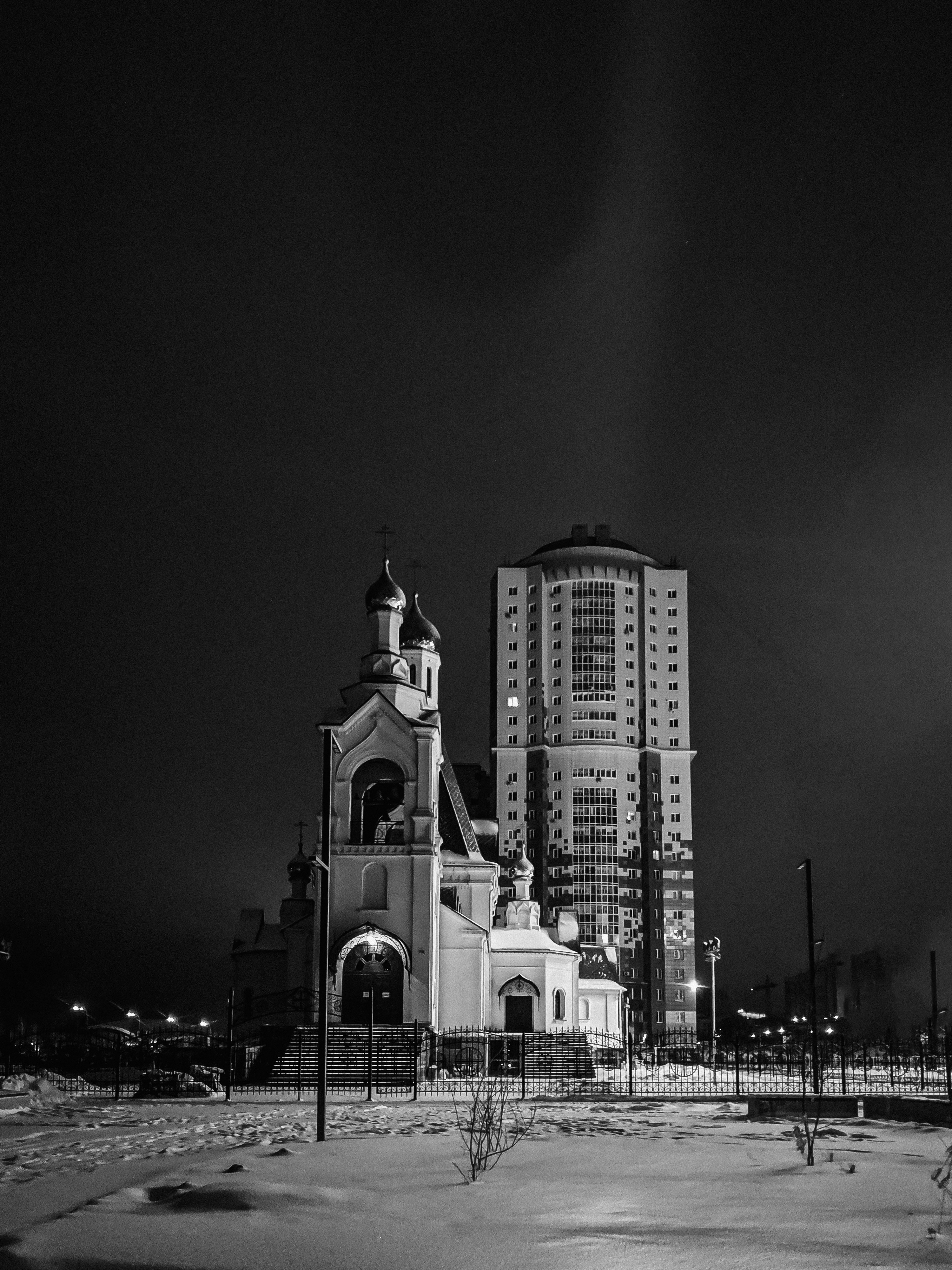 Graustufenfoto eines Betongebäudes