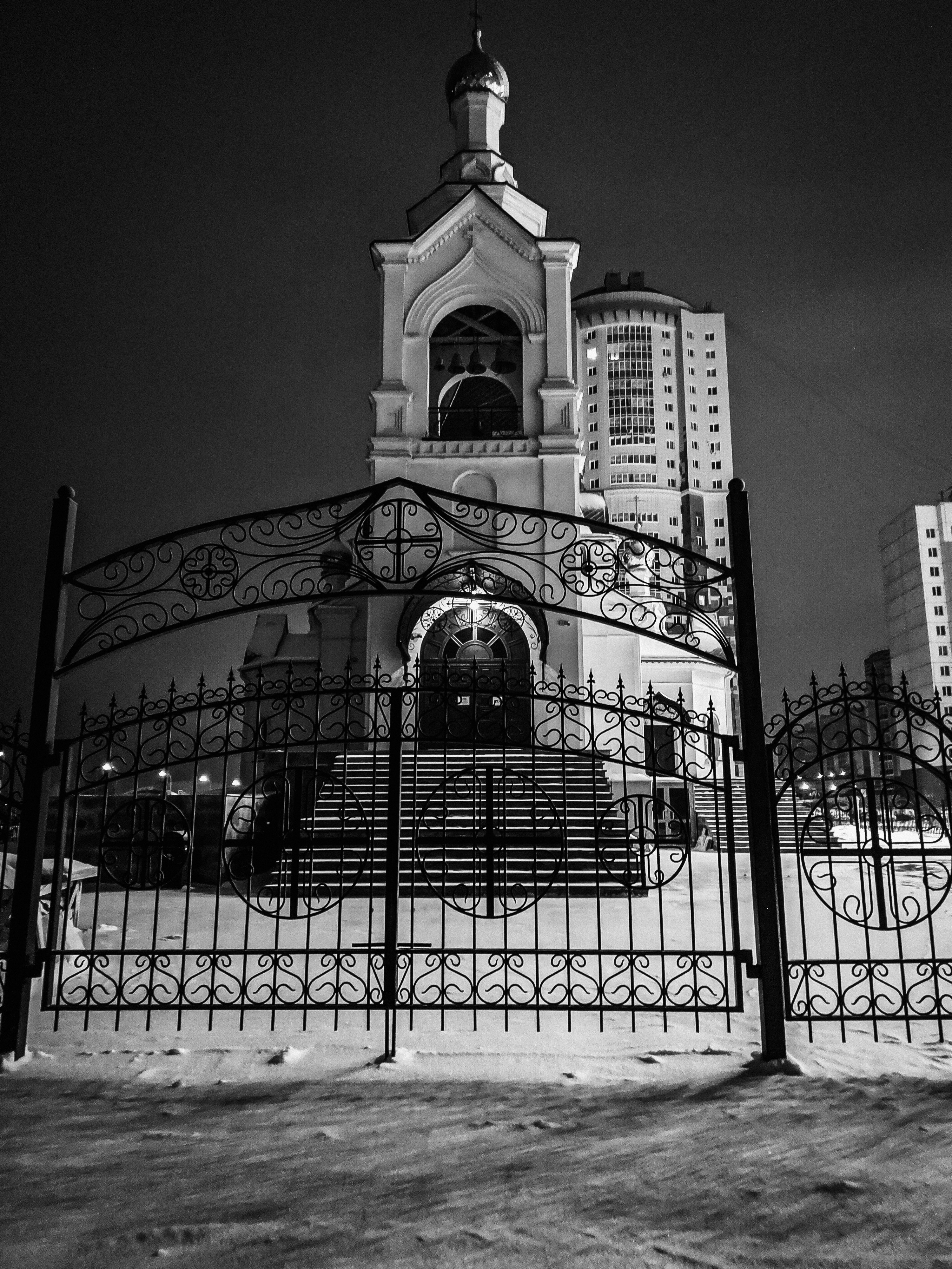 Graustufenfoto eines Betongebäudes