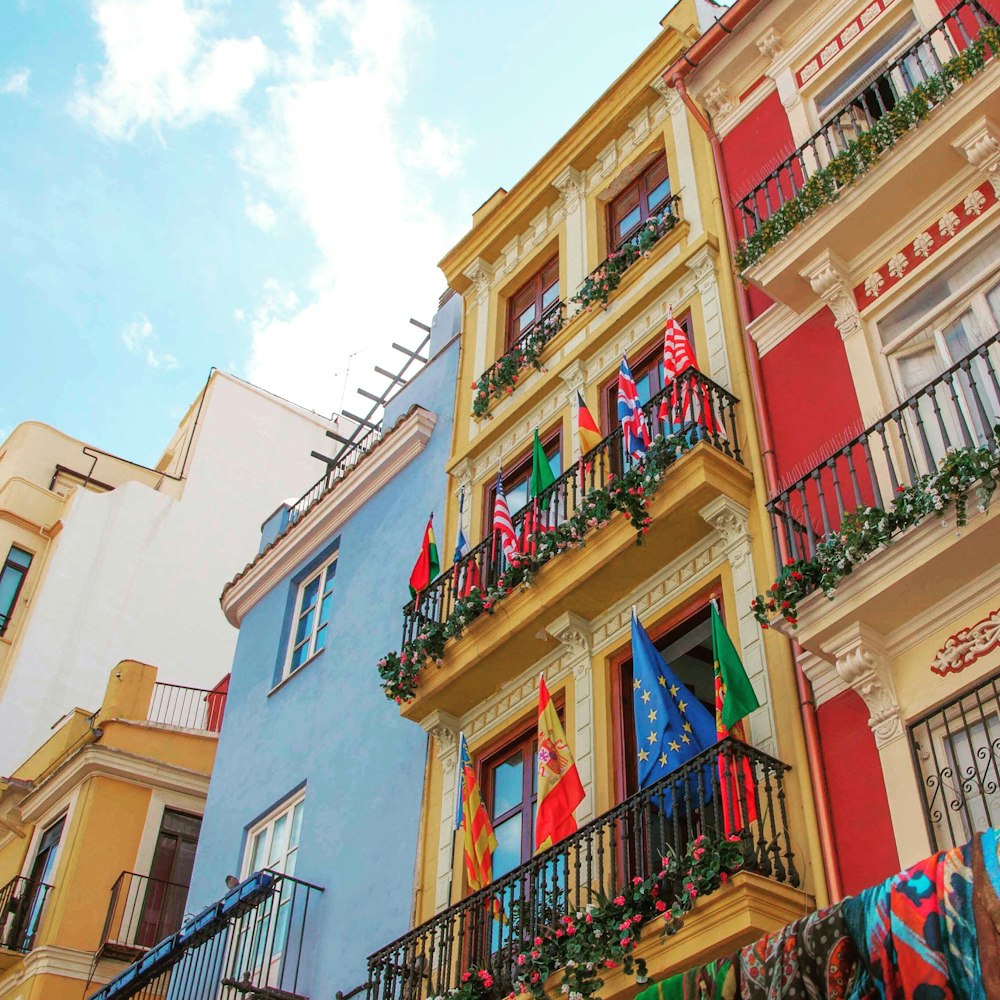 Edificio de hormigón beige durante el día