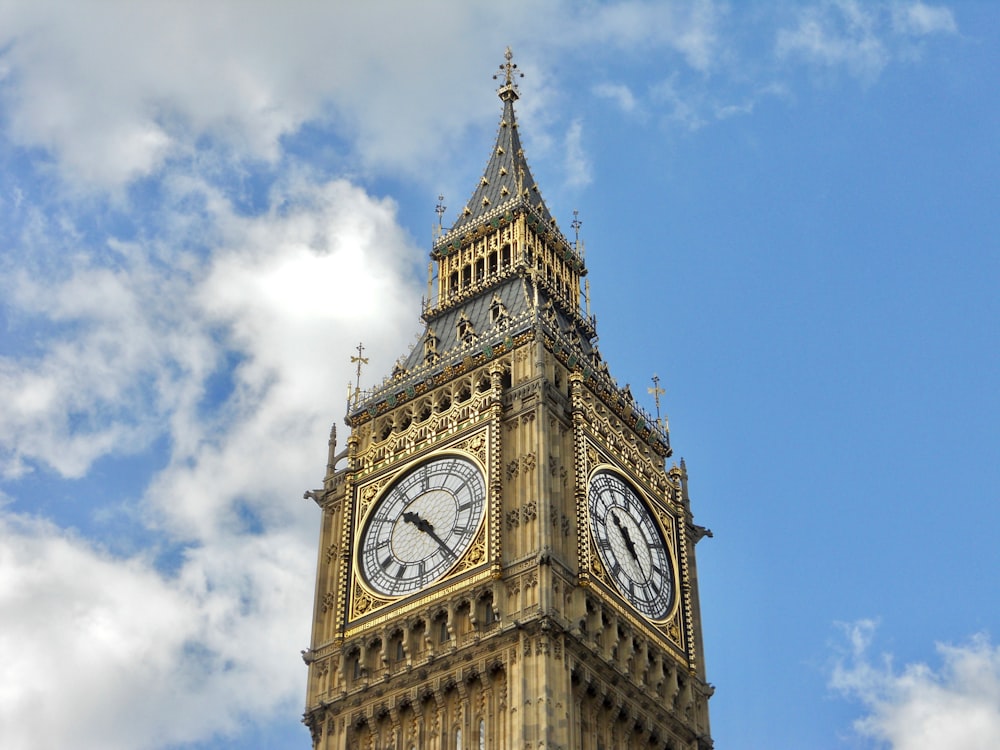 Big Ben bajo el cielo azul y las nubes blancas durante el día