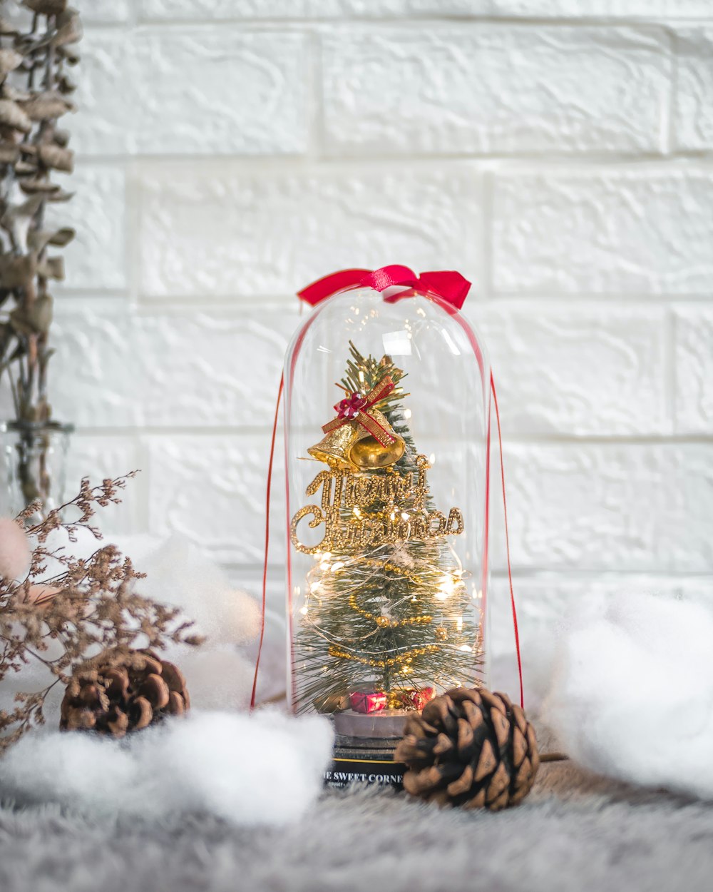 gold and red christmas tree ornament