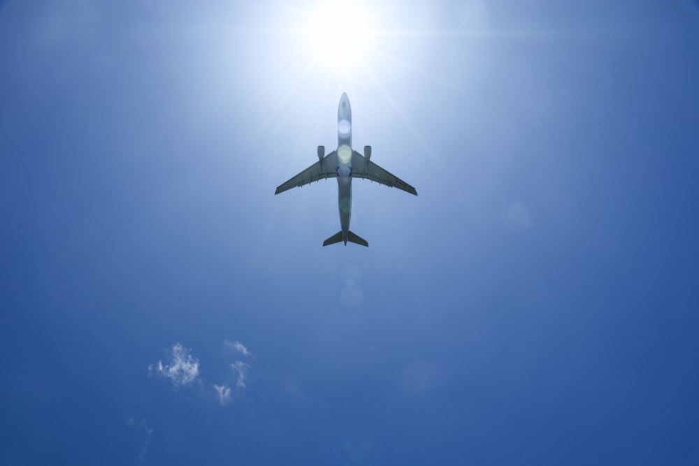 Avión blanco volando en el cielo durante el día