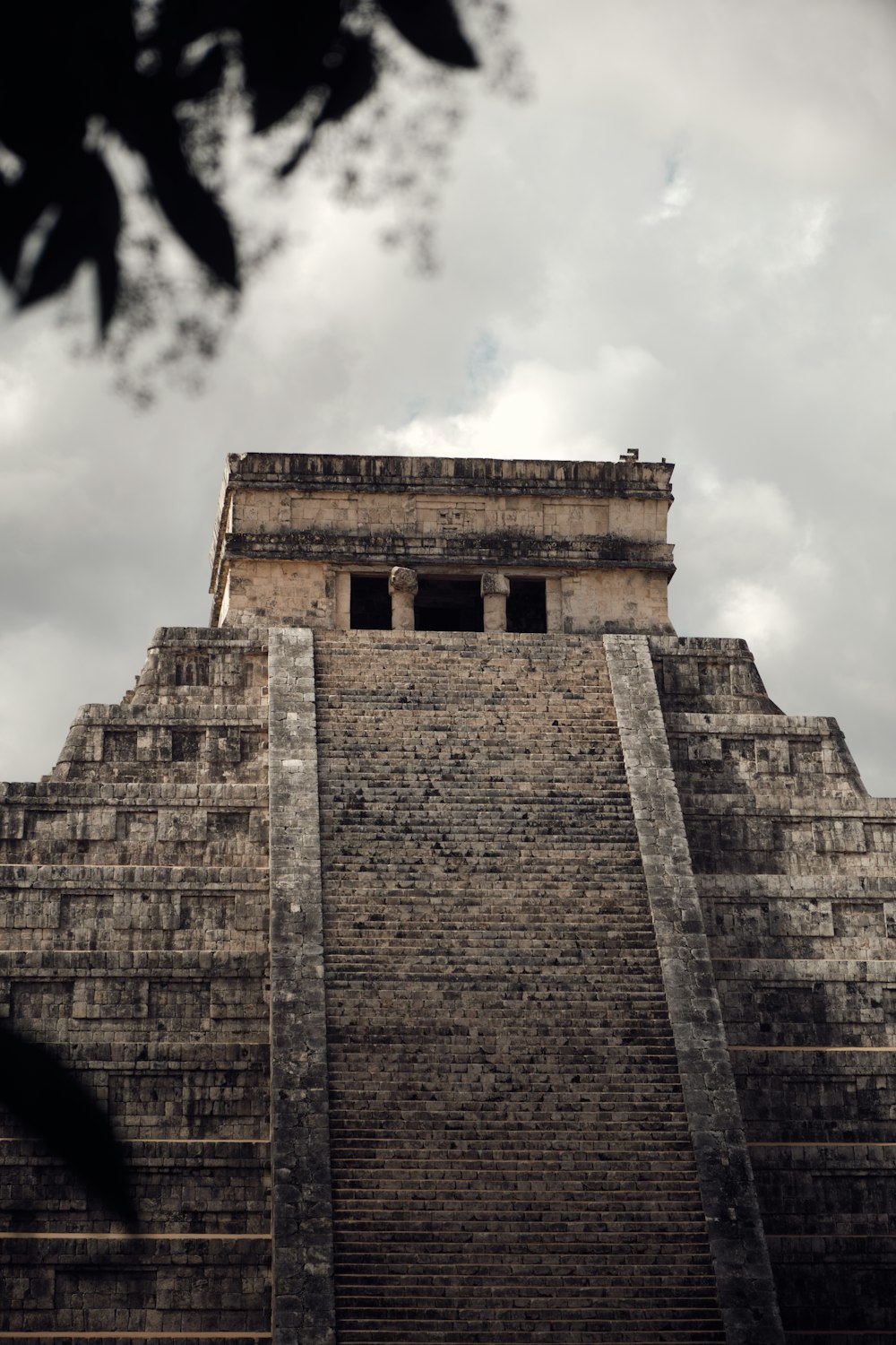 edifício de tijolo marrom sob o céu nublado