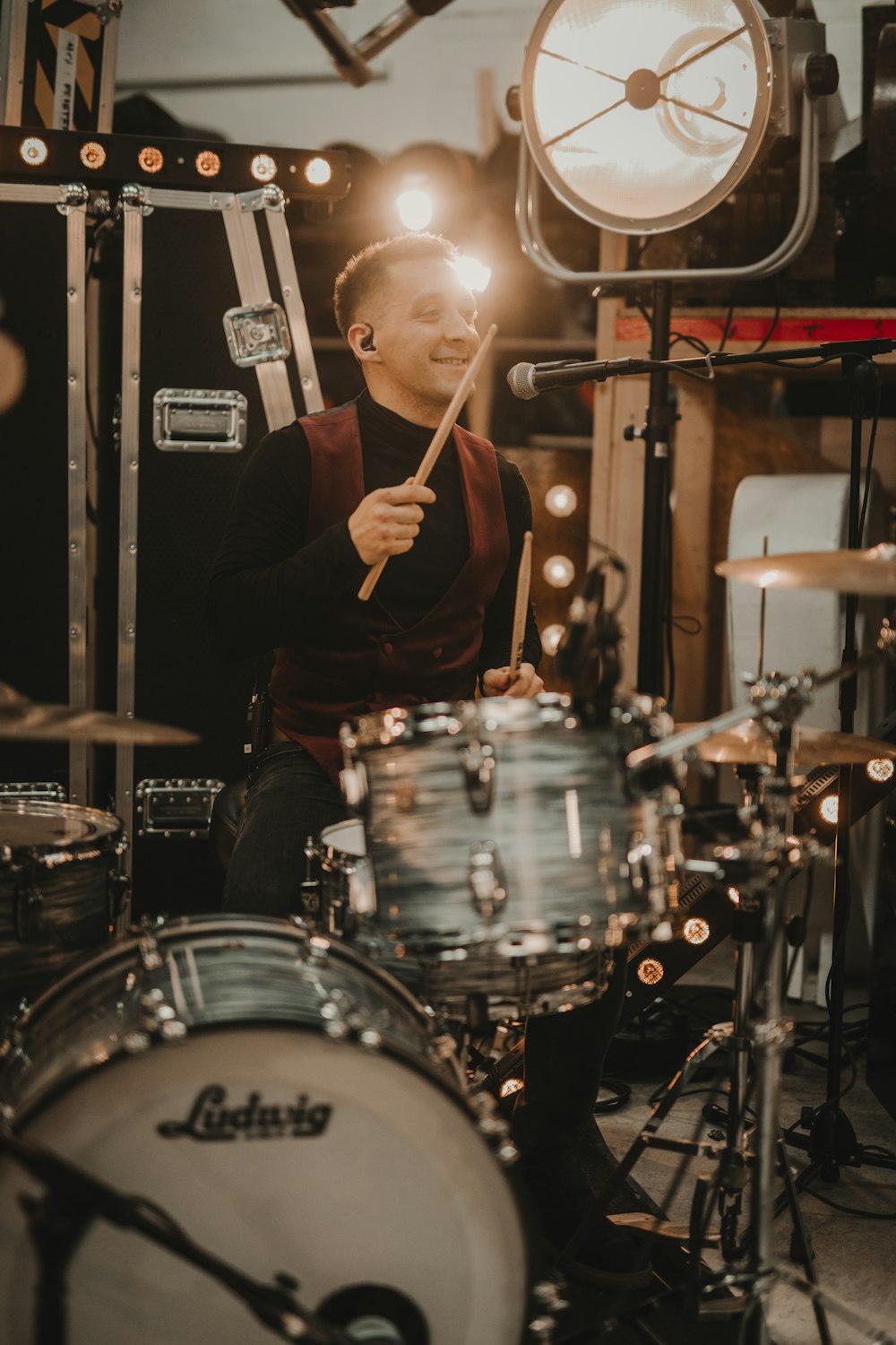 man in black crew neck t-shirt playing drum set