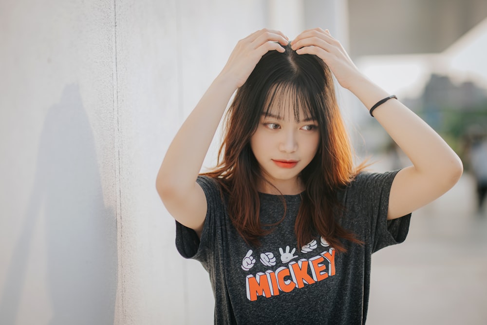 黒と白のクルーネックTシャツの女性