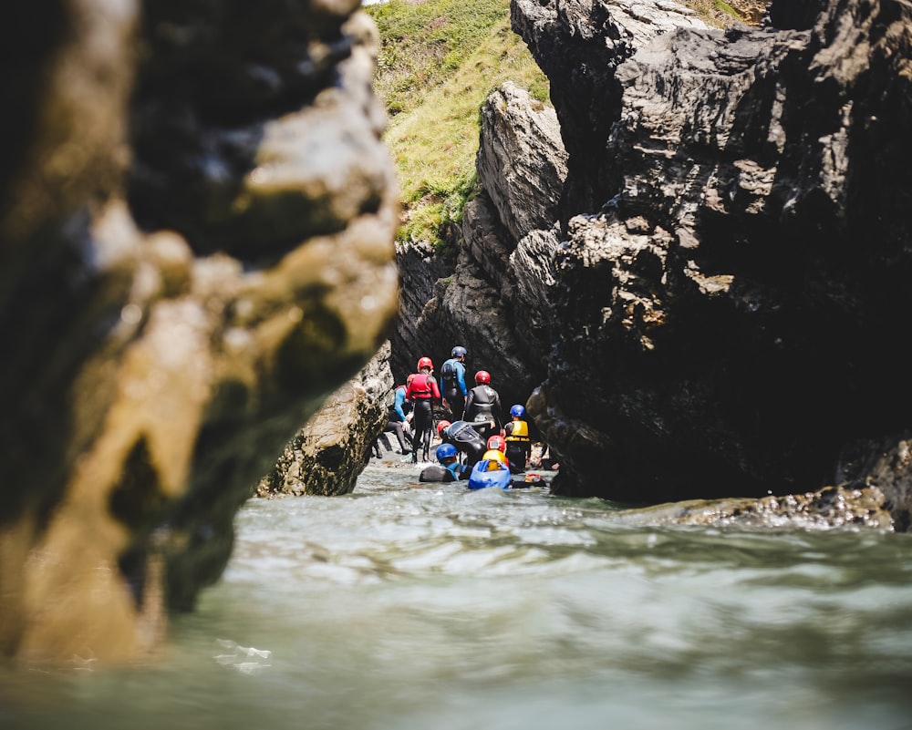 Personas que montan en kayak azul en el río durante el día