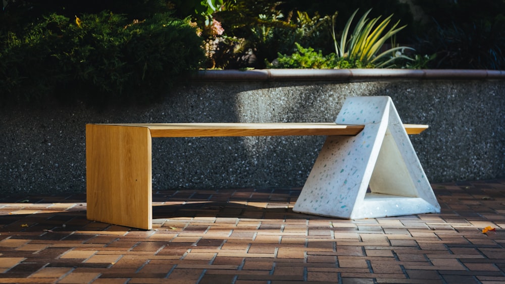 Table en bois brun sur sol en brique marron