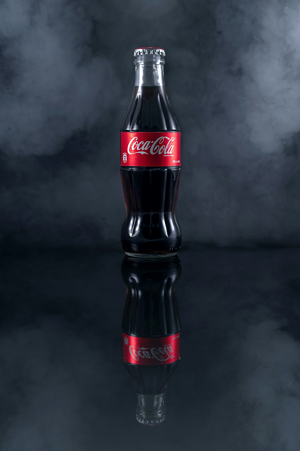 bouteille de coca cola sur table noire