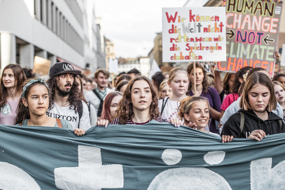 grupo de personas paradas en la calle durante el día