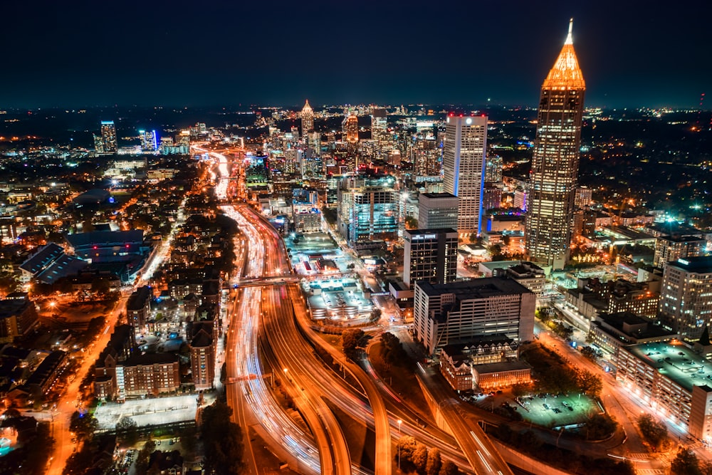 Photographie en accéléré de la ville pendant la nuit