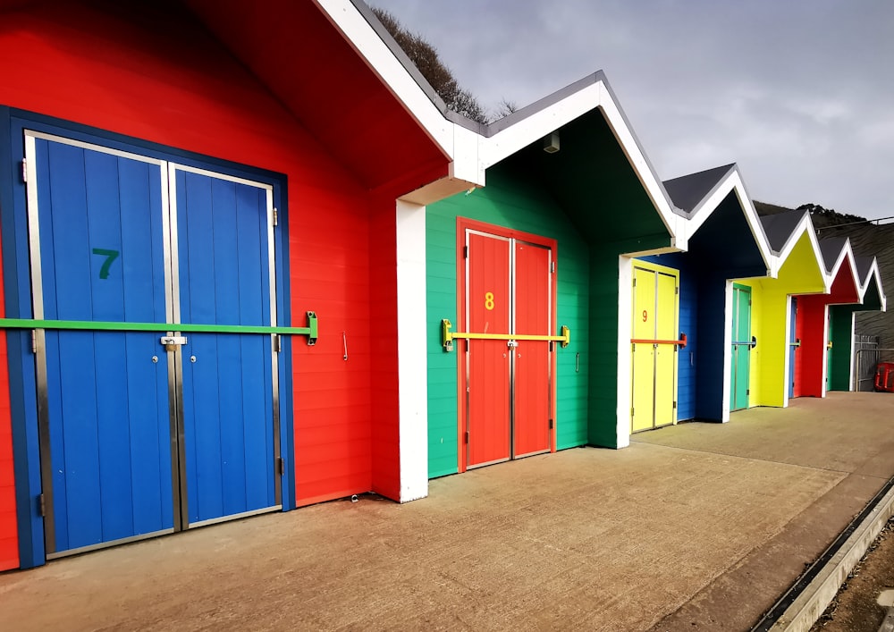 Portes en bois vertes, bleues et rouges