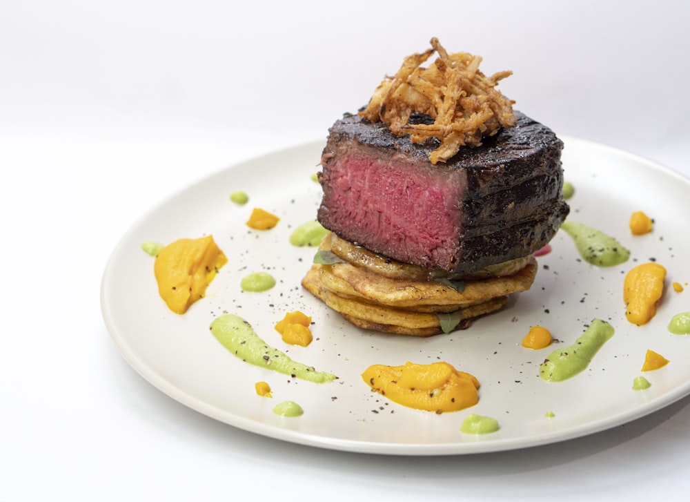 Pan integral con queso en plato de cerámica blanca