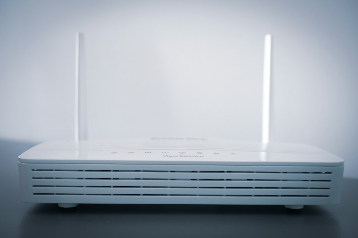 Router wifi moderno sobre una mesa