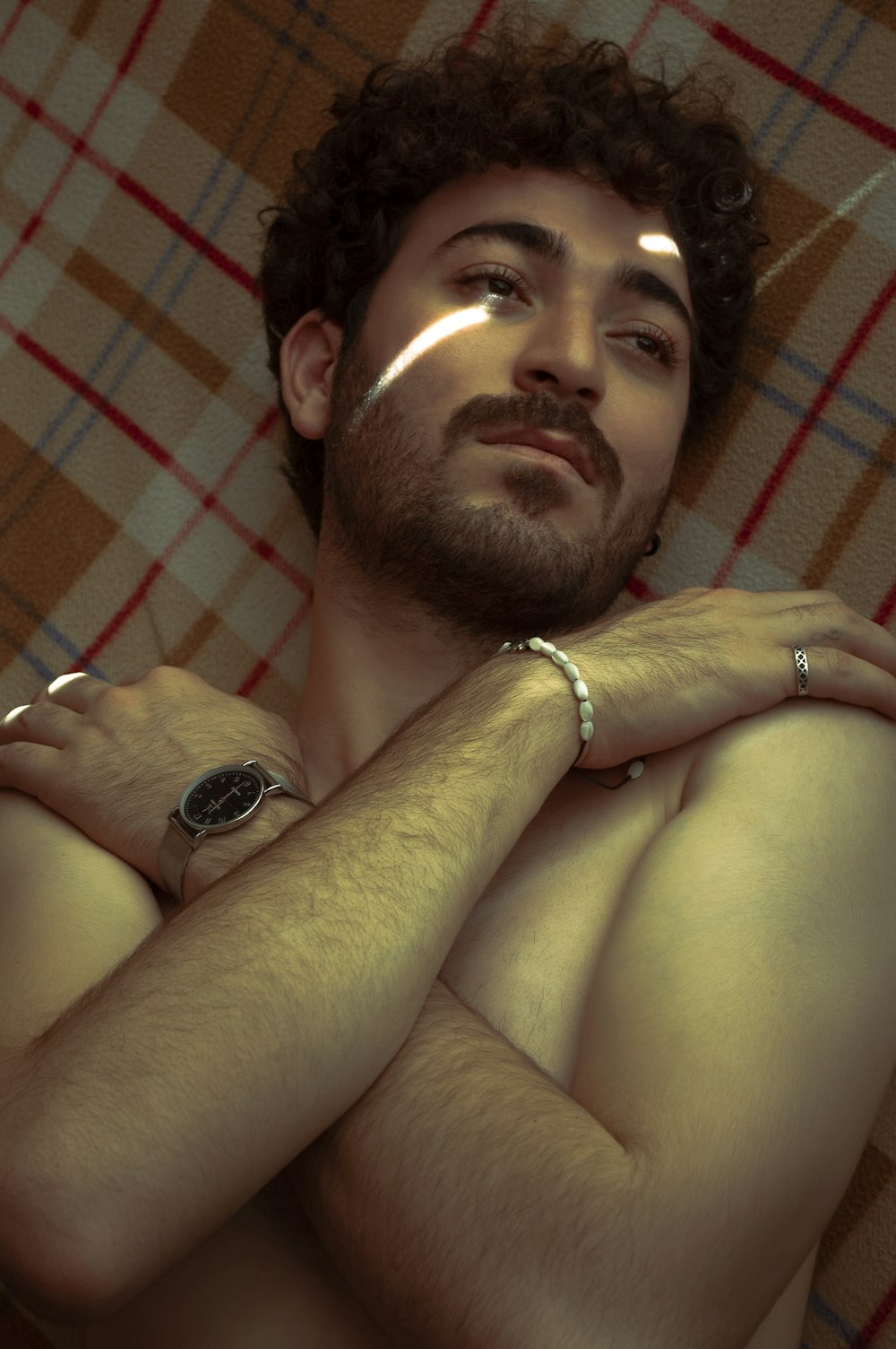 homme aux seins nus allongé sur le lit