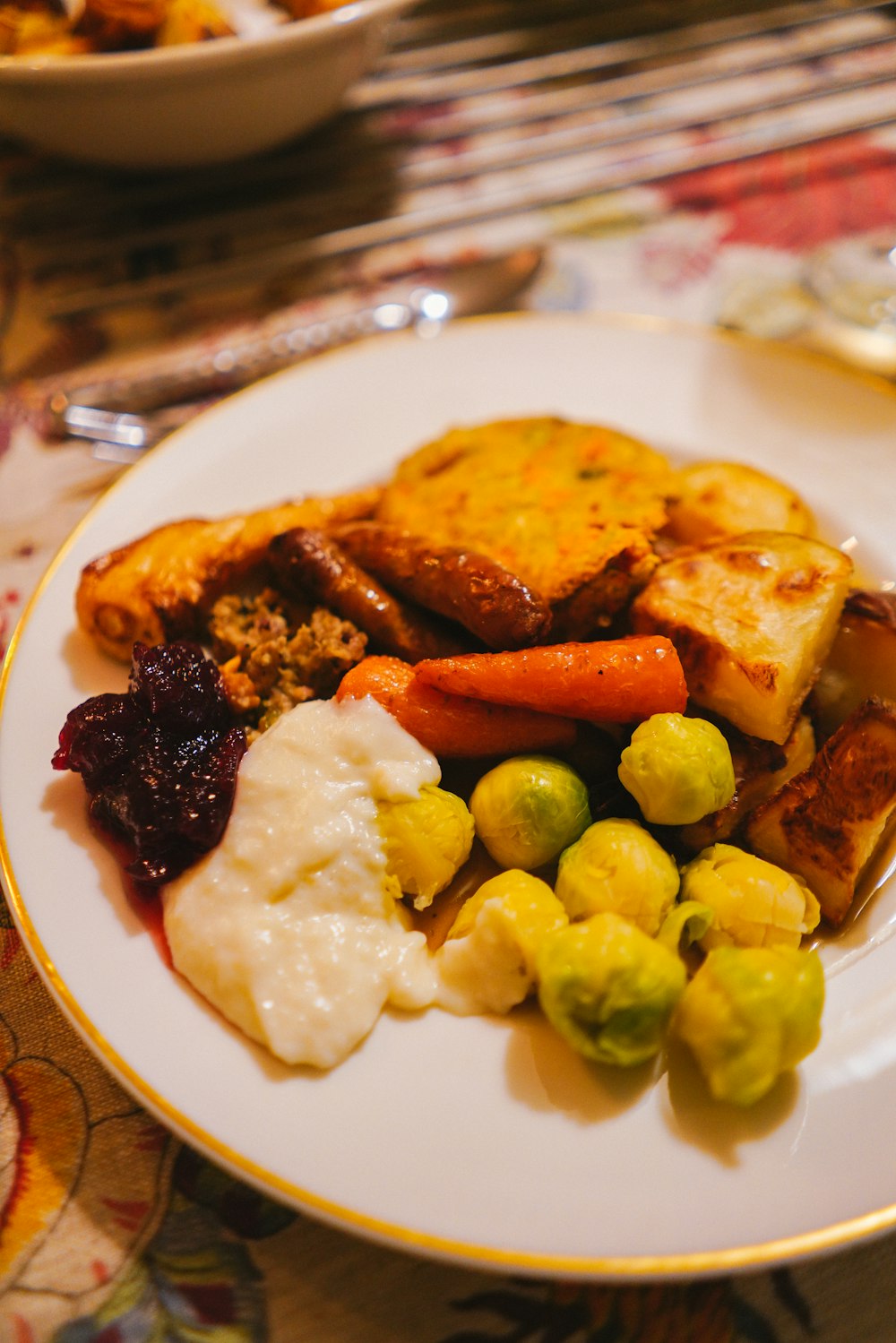 aliments cuits sur une assiette en céramique blanche