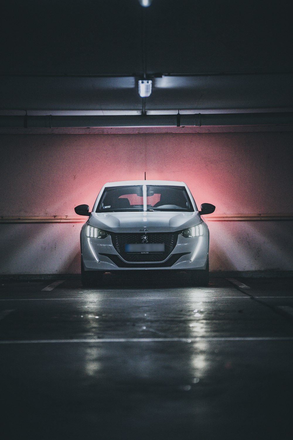 BMW M 3 Coupé blanco en un túnel