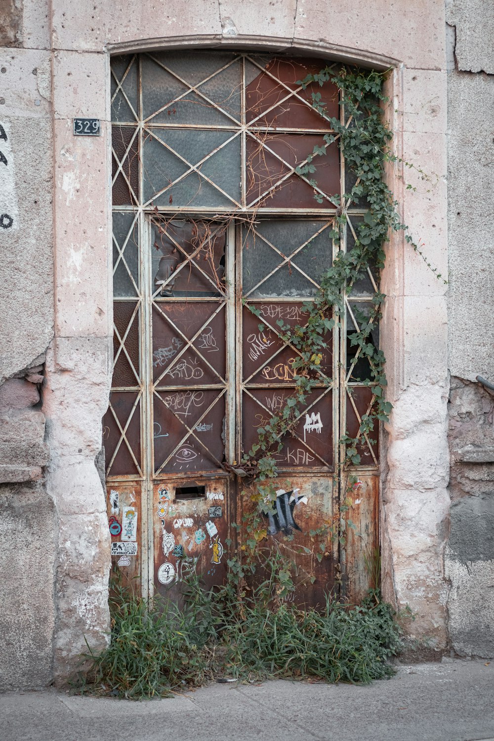 porta de madeira vermelha na parede de concreto cinza