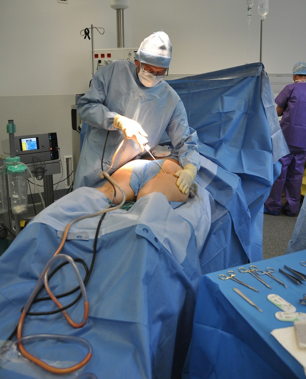 hombre en traje médico blanco