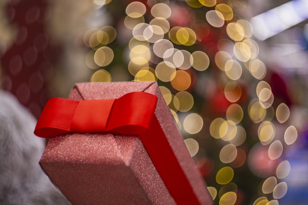 Caja de regalo roja y blanca