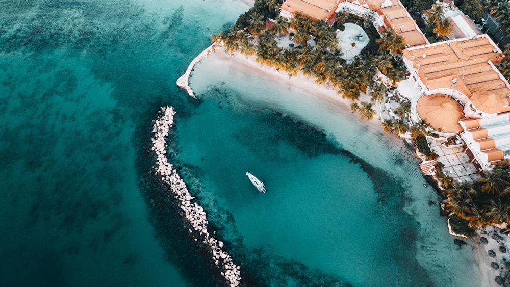 Veduta aerea dello specchio d'acqua durante il giorno